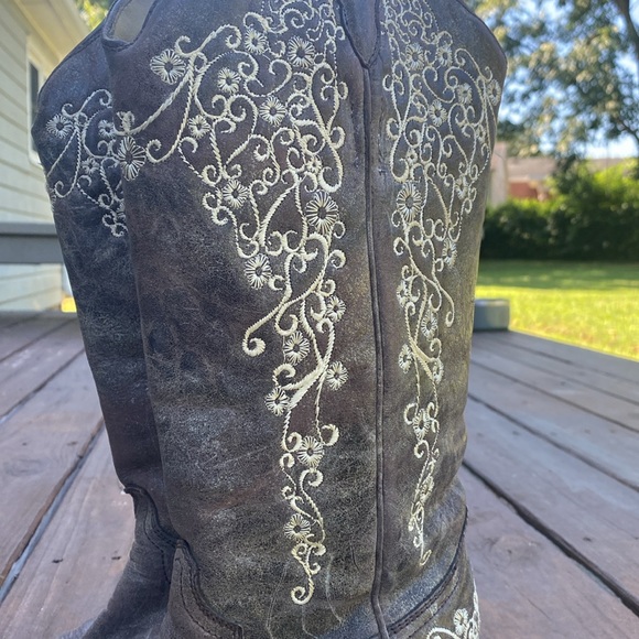 Women’s Corral Boots with Embroidered Flower Detail - Picture 2 of 8